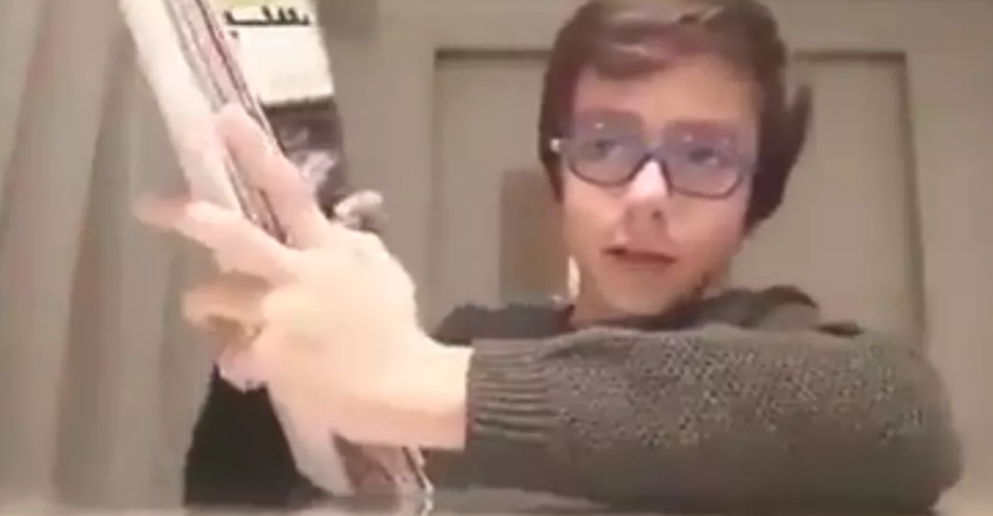 الطفل أثناء توجية رسالة للوزارة والوزير