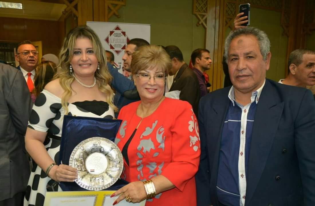 الإعلامية رباب سليم لحظة التكريم