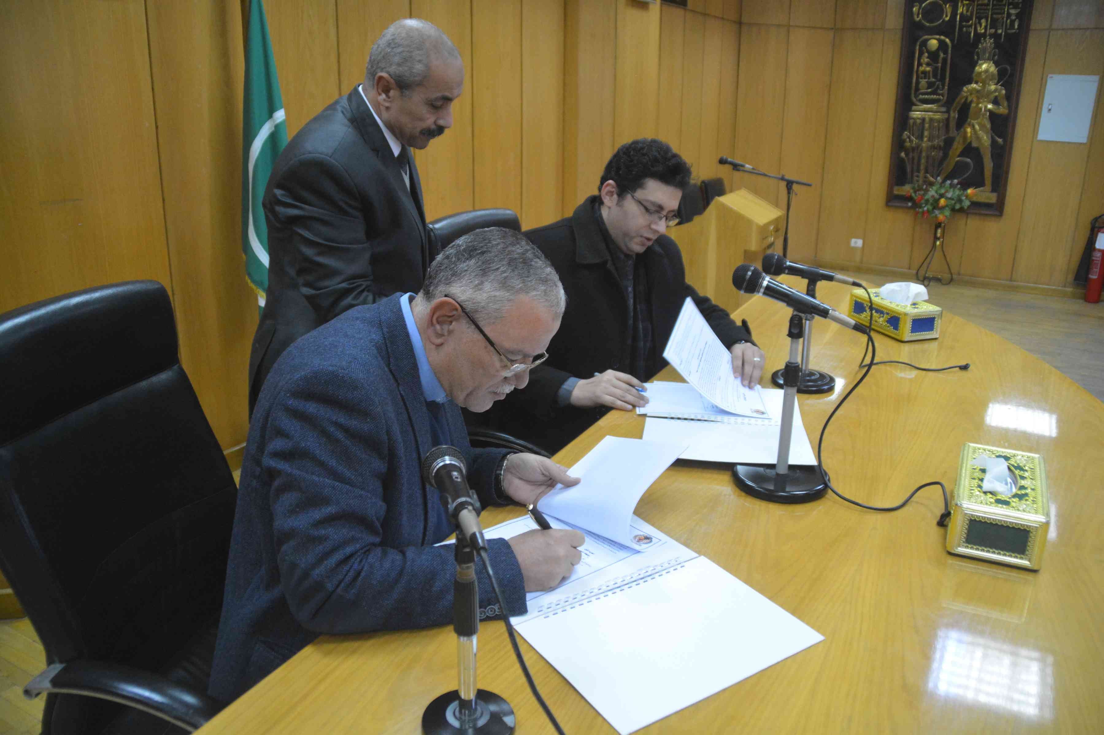 محافظ المنيا يوقع بروتوكول تعاون مع هيئة إنقاذ الطفولة الدولية.