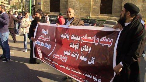 مسيحيين يهنئون أخوتهم المسلمين بالغناء
