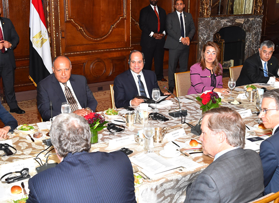 السيسى يتناول الغداء مع أعضاء غرفة التجارة الأمريكية
