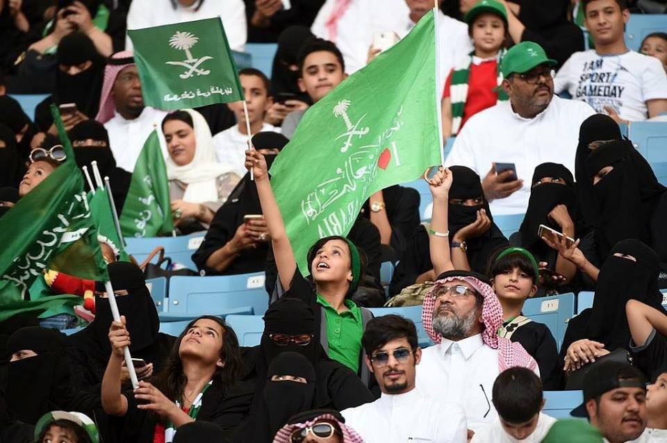 المرأة السعودية لأول مرة تظهر فى تجمعات عامة