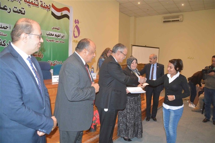محافظ المنيا أثناء تسليم عقود العمل للشباب