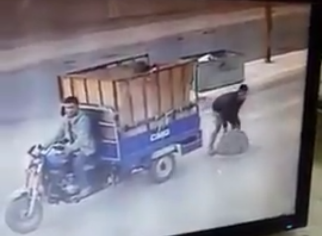 الحرامية أثناء السرقة