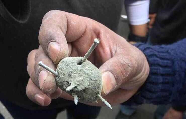 المبروكة هي كتلة أسمنتية بها مسامير