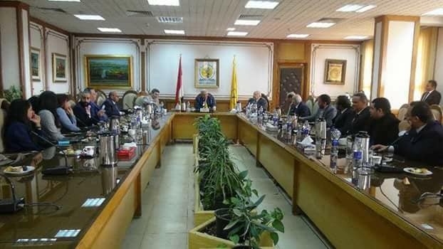 محافظ المنيا يجتمع مع الوفد