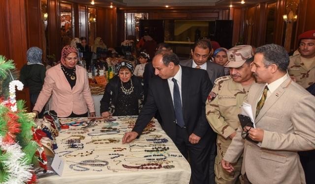 المحافظ أثناء تغقدة المعرض