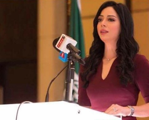 الإعلامية جومانا هاشم أثناء إدارة وتقديم المؤتمر