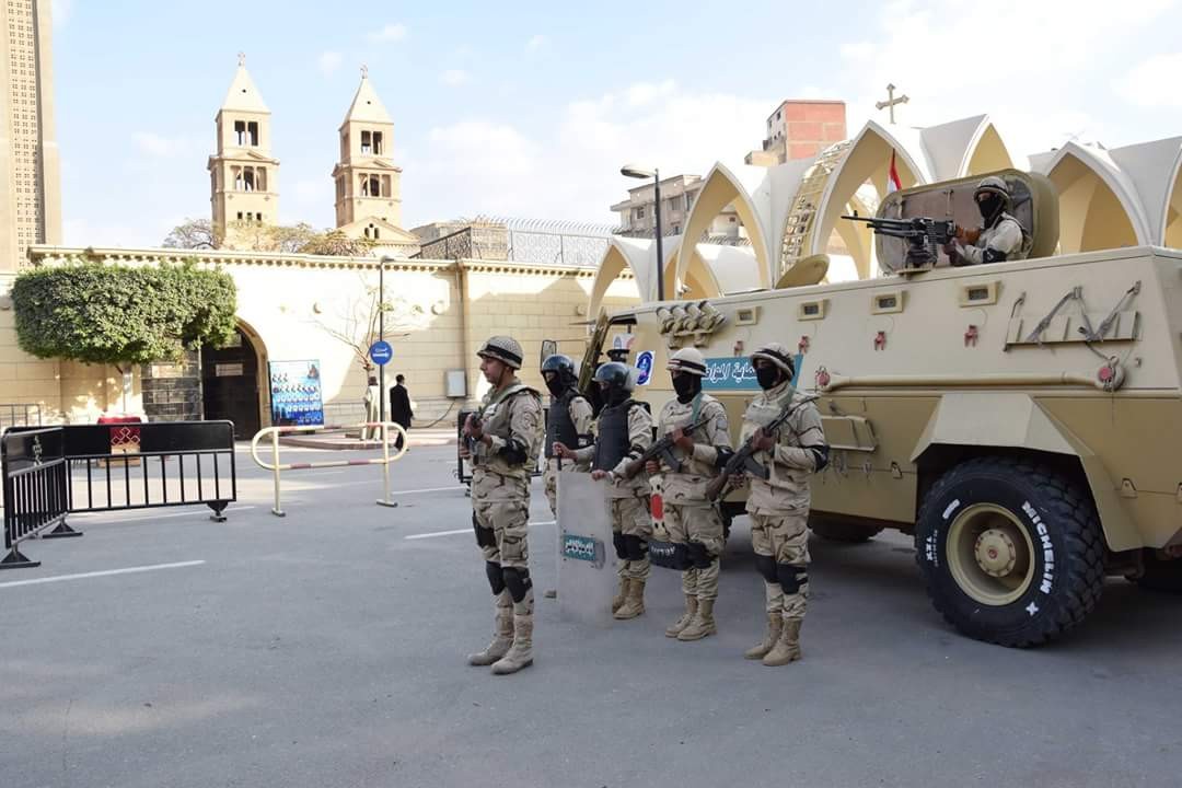 عناصر القوات مع الشرطة المدنية أثناء تأمين أحدي الكنائس