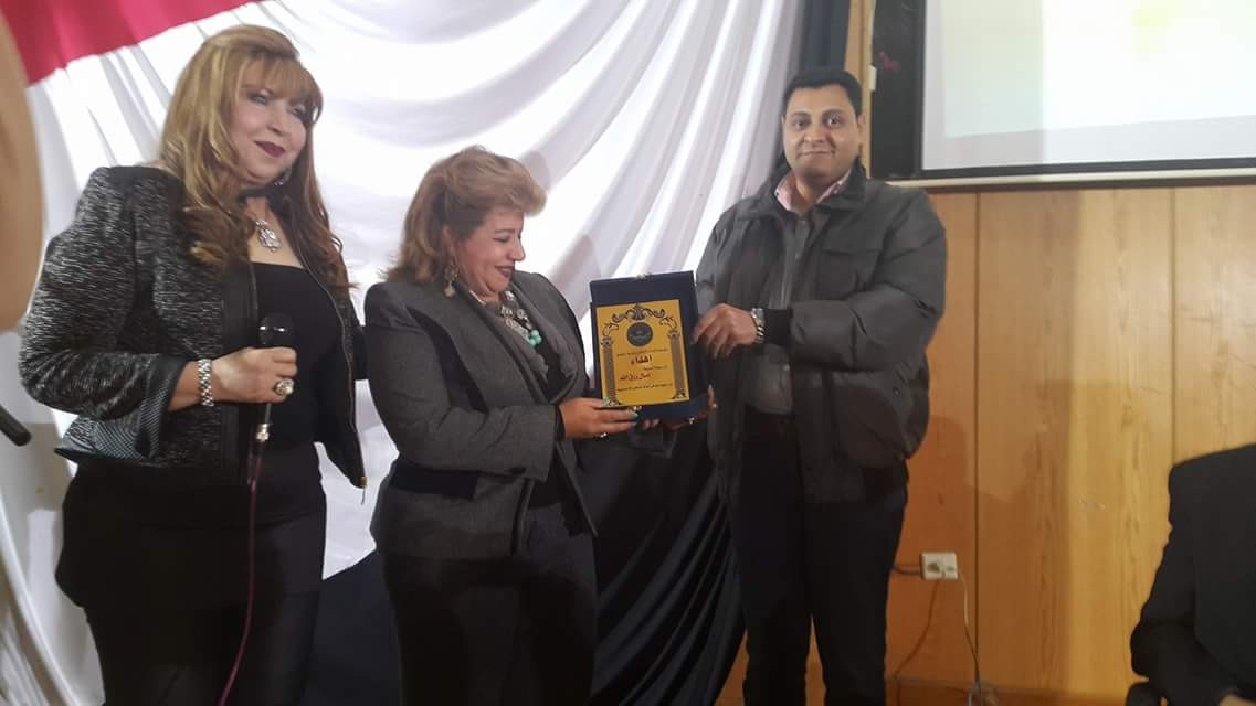 لحظة تكريم المؤسسة للنائبة أمال رزق الله