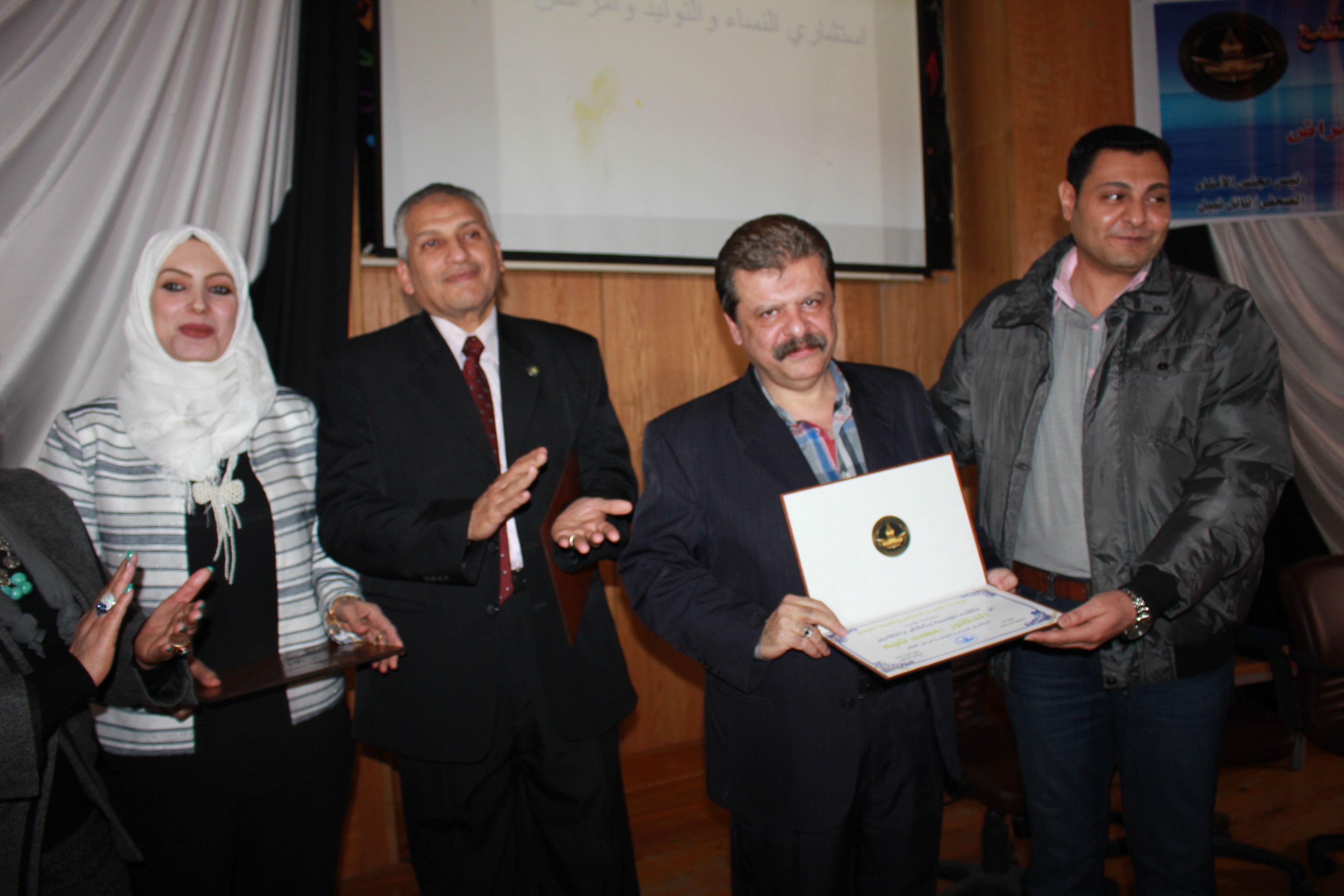 الإبداع الإعلامي تكرم الدكتور محمد نعيم إستشاري النساء والتوليد بندوة "غذائك دوائك".