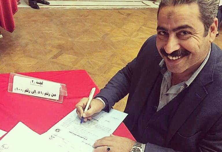 النائب سعيد شعيب أثناء توقيع التوكيل