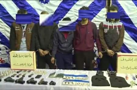 العصابة الأردنية لحظة القبض عليها وبحوزتهم المضبوطات