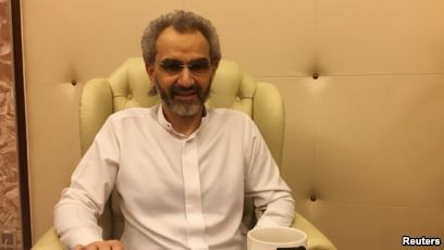 الوليد بن طلال أثناء المقابلة مع رويترز