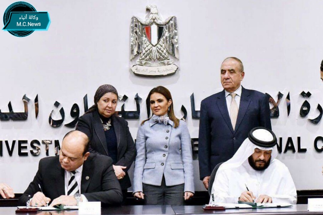 الدكتورة سحر نصر ووزير التنمية ومحافظ مطروح أثناء توقيع العقود