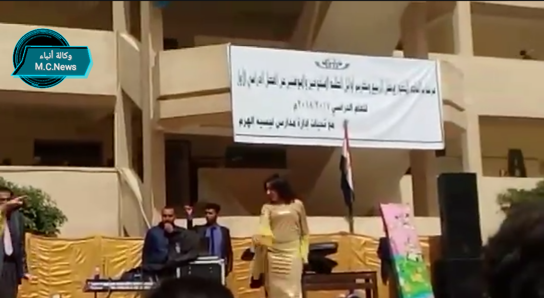 راقصة ببدلة الرقص على مسرح مدرسة الليسة بالهرم