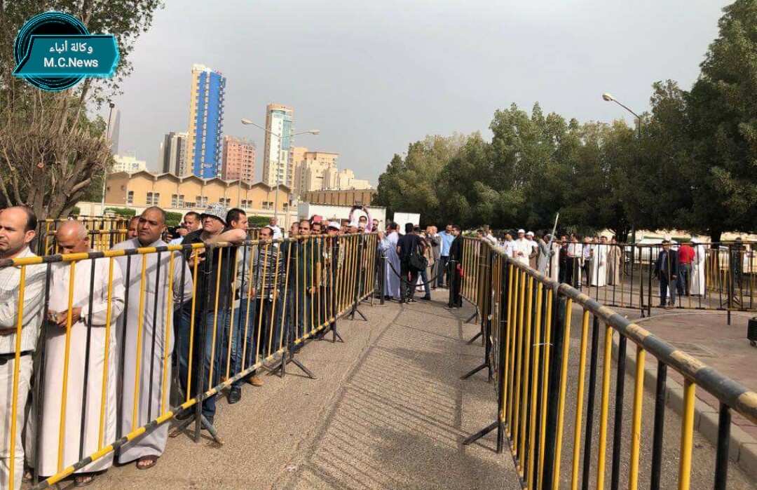 طوابير المصريين أمام سفارة الكويت للإدلاء بأصواتهم
