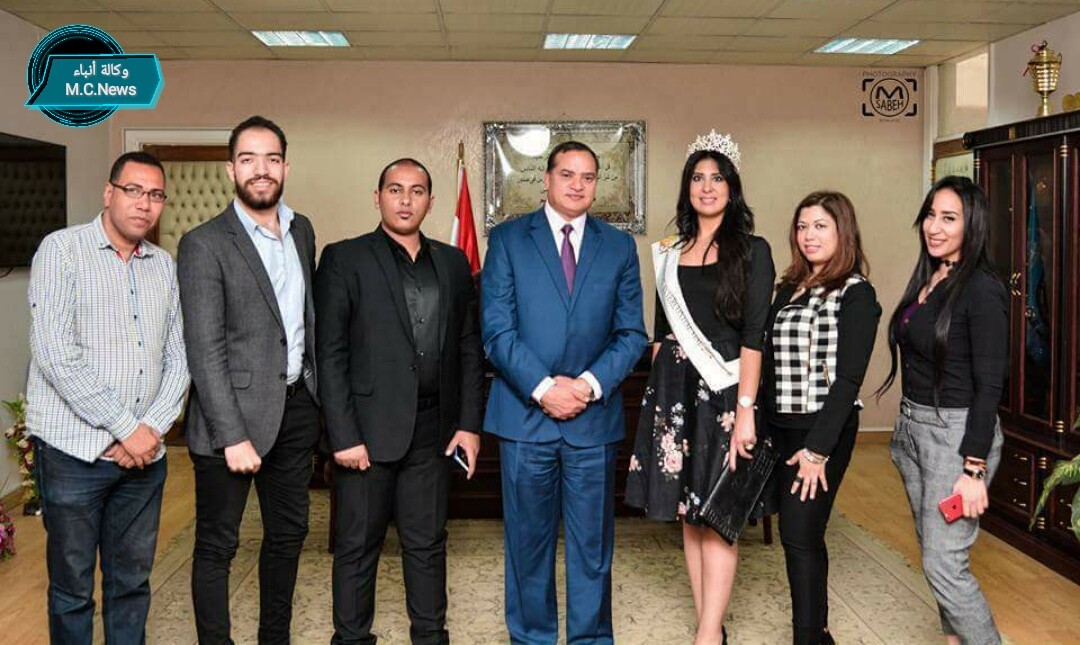 أعضاء المبادرة مع محافظ سوهاج