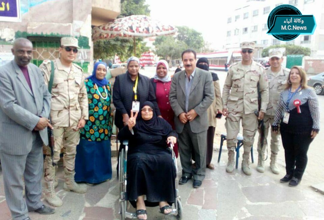 سيدة على كرسى متحرك بعد ادلاءها بصوتها بدار السلام