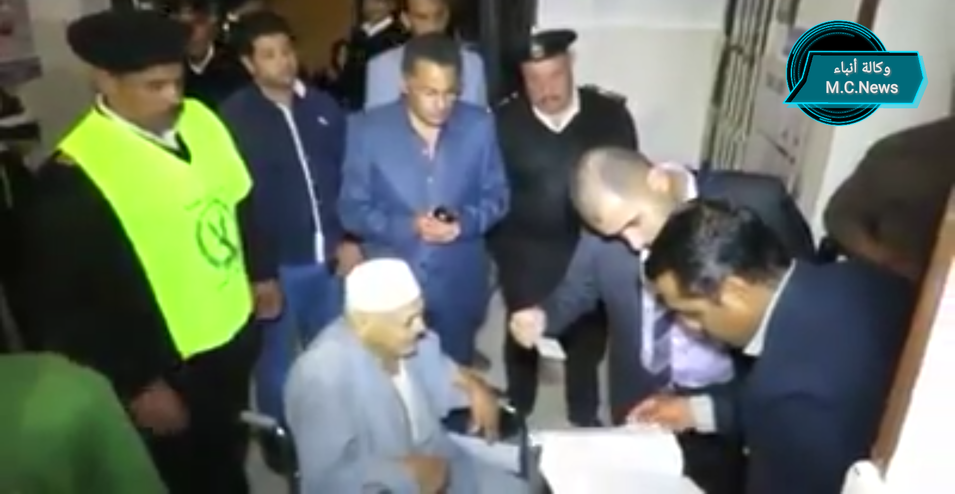 السيد اللواء محمد علي مدير أمن الإسماعيلية يساعد رجل مبتور القدم أراد المشاركة بالانتخابات
