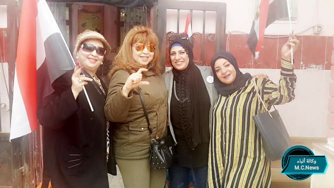 الإعلامية منال مدبولي مع أسرتها فى اليوم الثالث من الإنتخابات