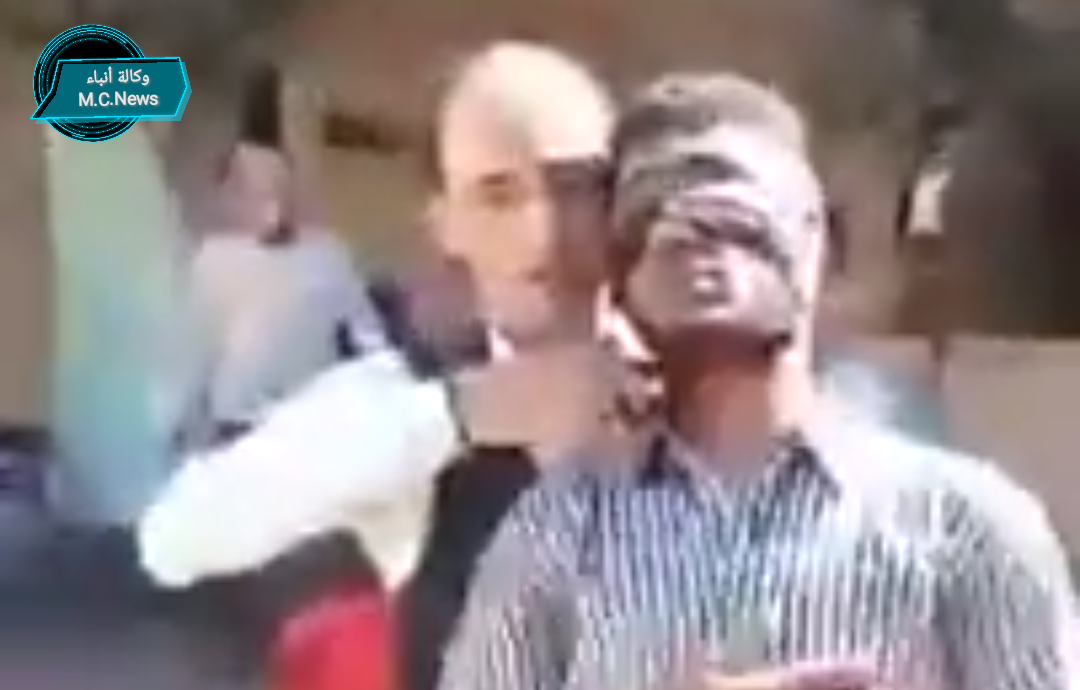 لحظة قيام الساحر بالتمثيل أمام الأطفال بذبح رقبة إنسان