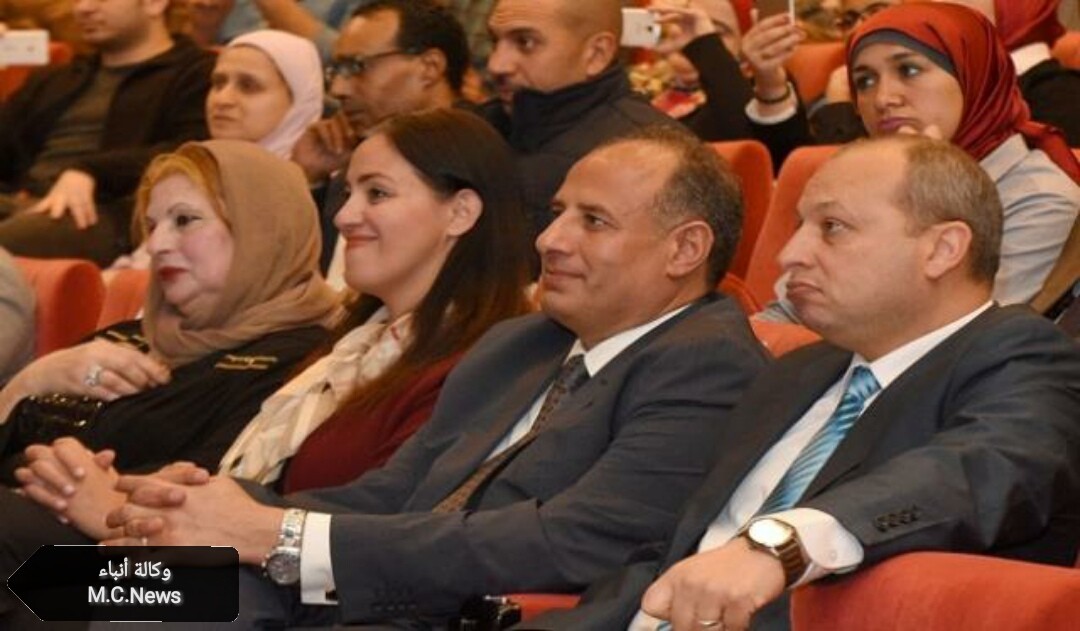 محافظ الإسكندرية أثناء مشاركته بالندوة