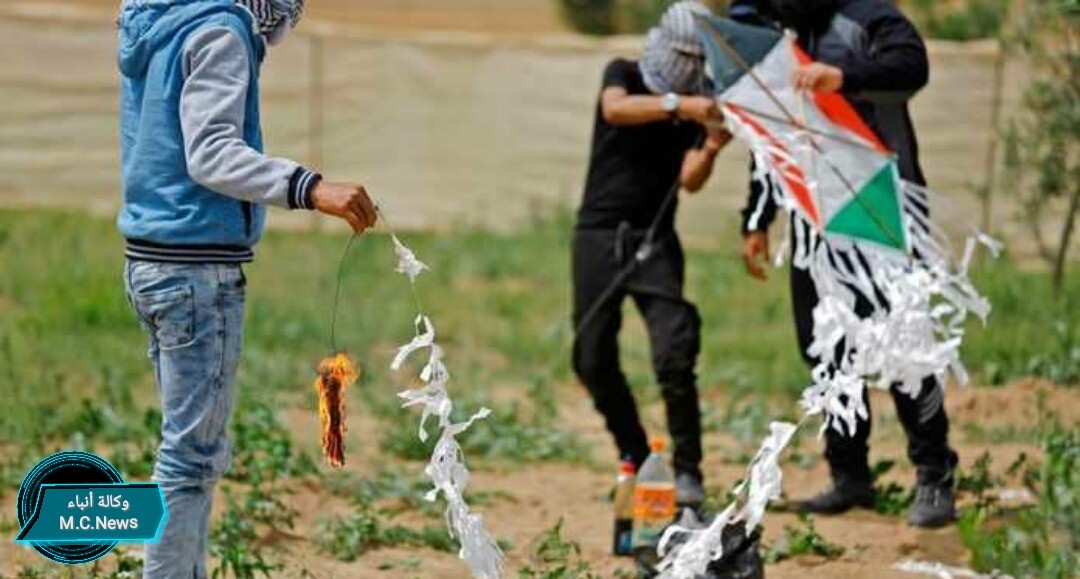 شباب فلسطينى لحظة إطلاق الطائرة الورقية المشتعلة