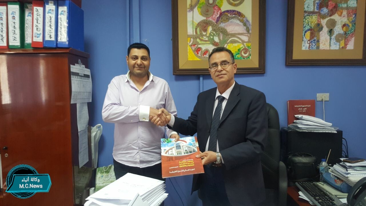 عميد المعهد ورئيس المؤسسة لحظة تسليم وتسلم البروتوكول