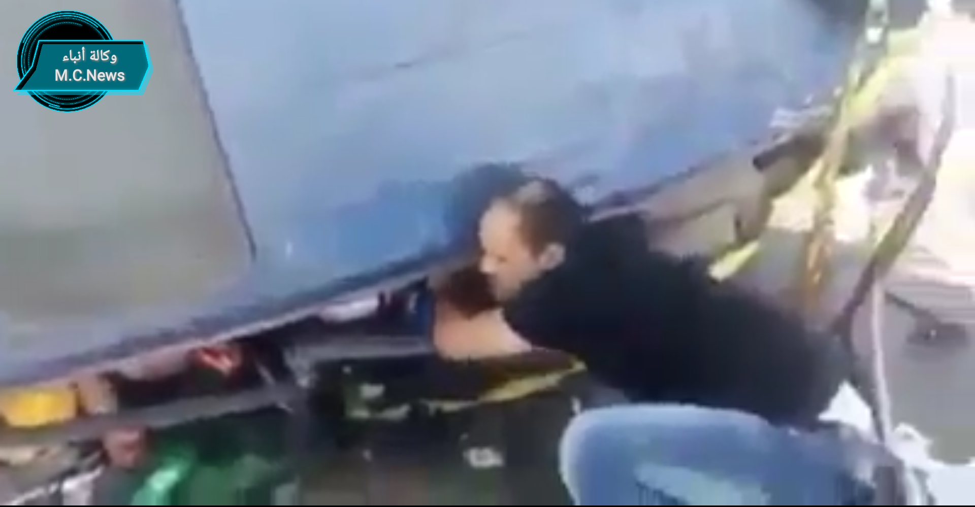لحظة إنقاذ شاب فلسطينى أسرة إسرائيلية انقلبت بهم السيارة