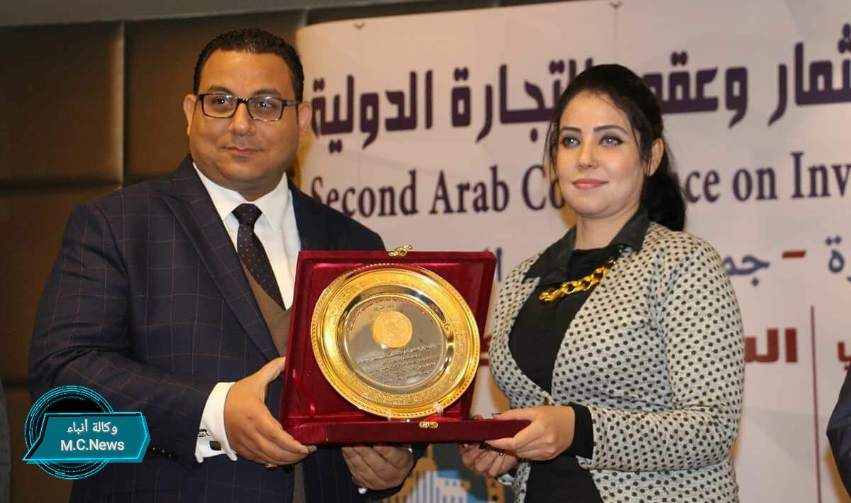 خبيرة الإقتصاد د.نور الشرقاوى أثناء تسلمها التكريم