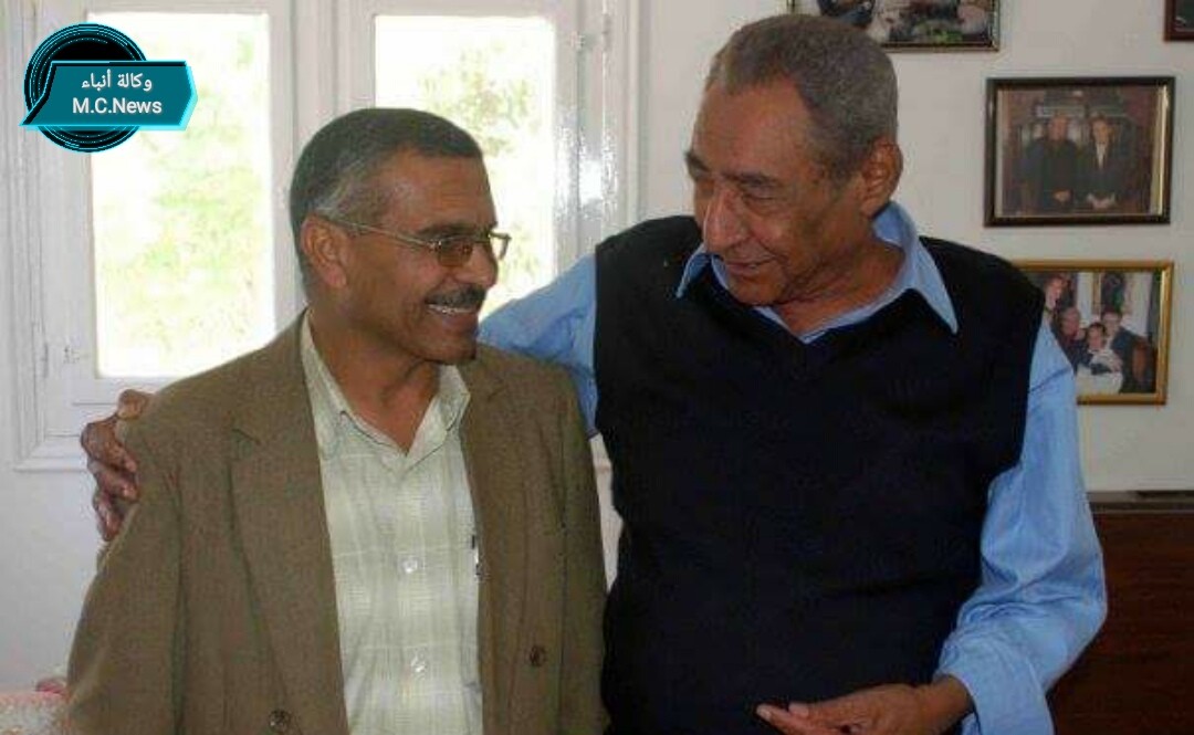 الراحل الخال الأبنودي مع الصحفي جمال حراجى (أرشيفية)