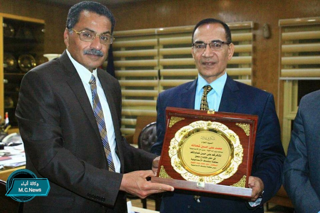 مدير أمن الإسماعيلية لحظة تسلم التكريم
