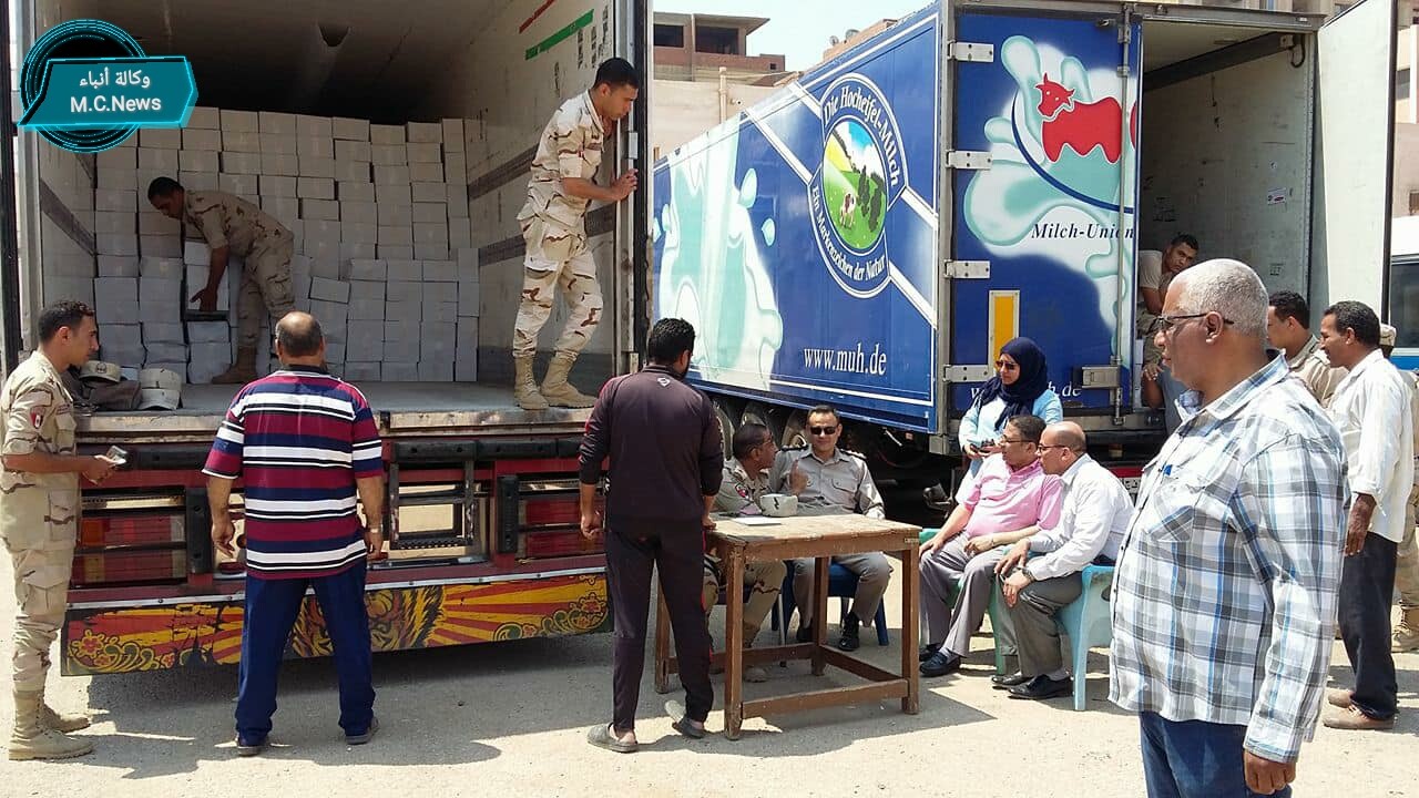 مواطنين يقوموا بشراء كرتونه السلع الغذائية