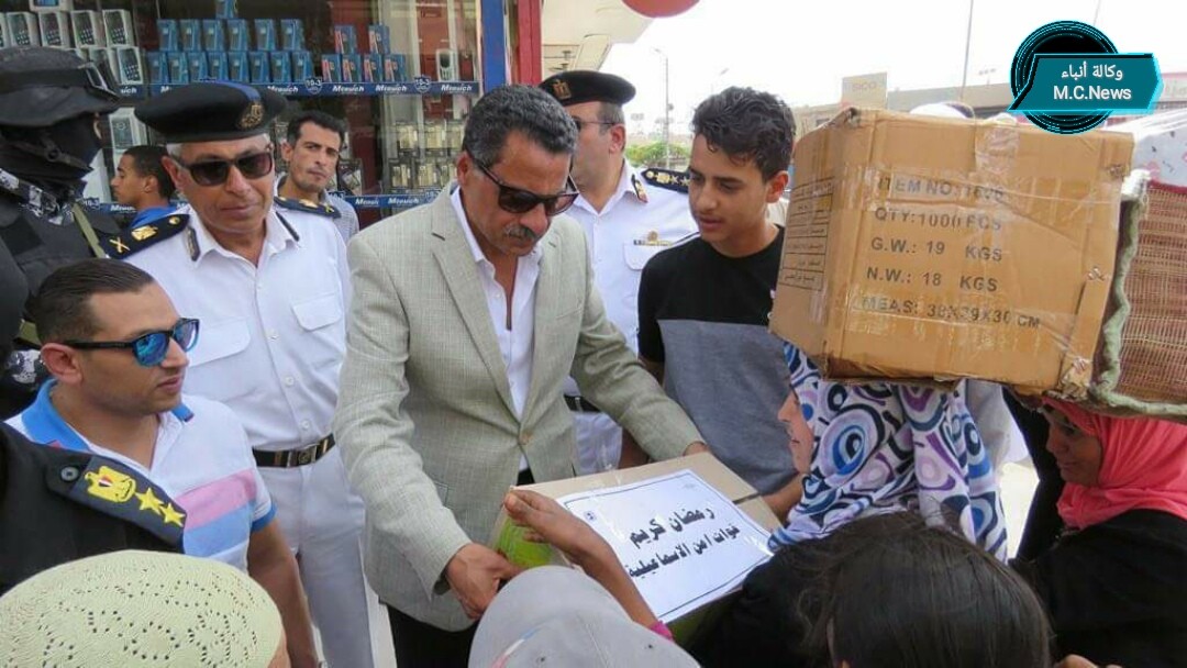 مدير أمن الإسماعيلية لحظة توزع كرتونه رمضان