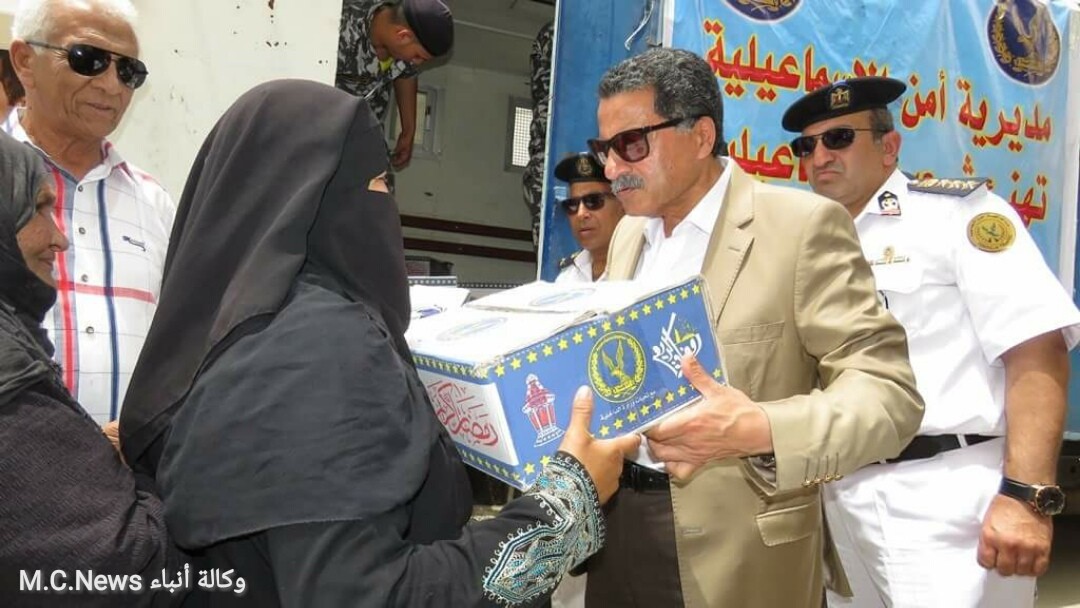 مدير أمن الإسماعيلية لحظة توزيع كرتونه رمضان