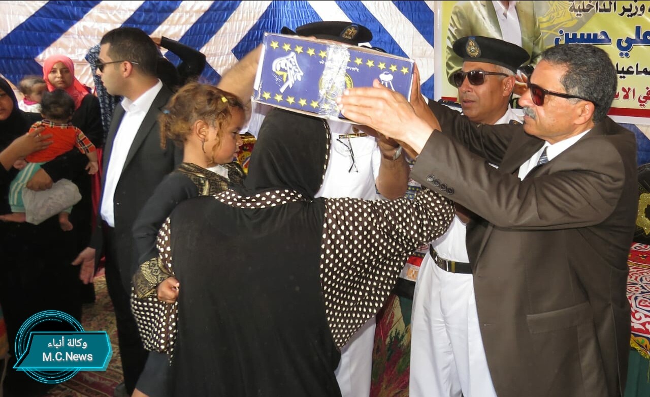 مدير أمن الإسماعيلية لحظة توزيع كرتونه رمضان