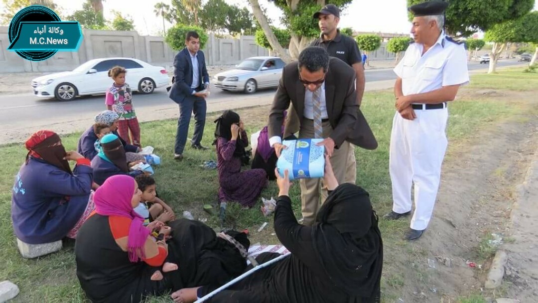 مدير أمن الإسماعيلية يوزع وجبات إفطار على المحتاجين