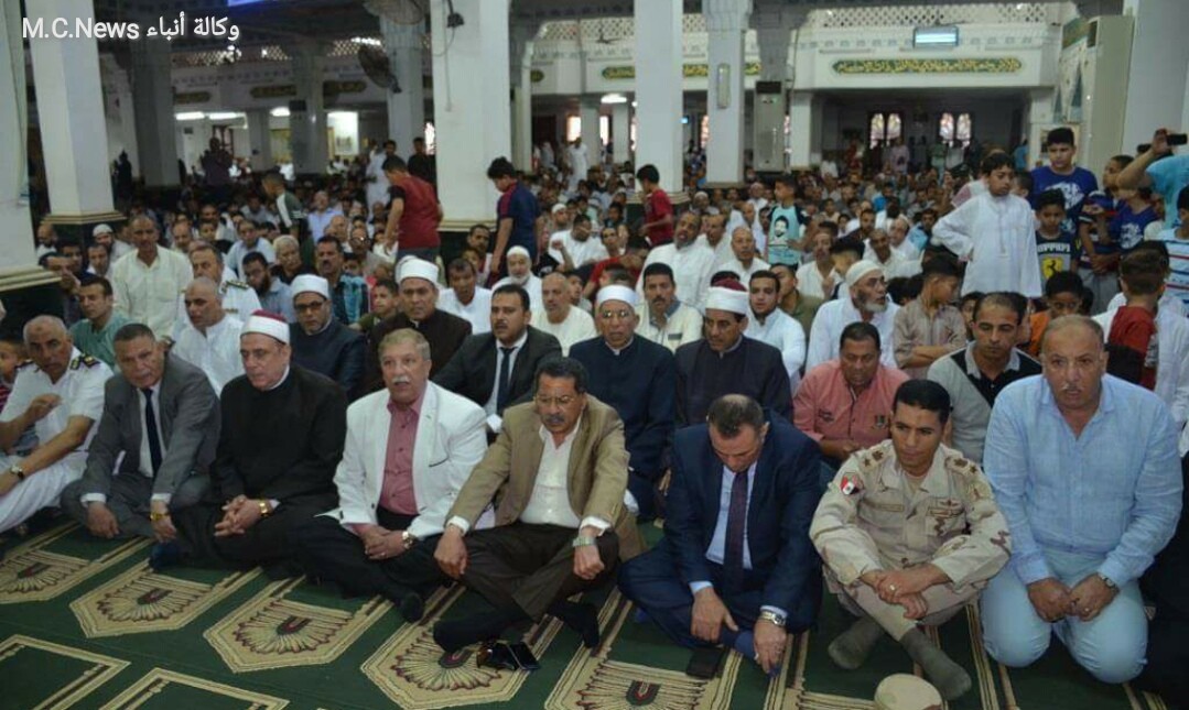 محافظ الإسماعيلية ومدير الأمن يؤدون صلاة العيد