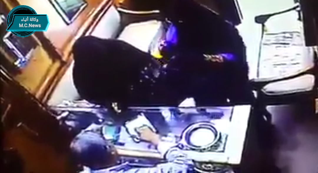 اللصوص لحظة محاولة سرقة محل الذهب