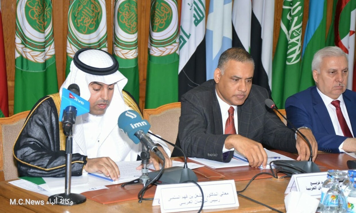 الدكتور مشعل السلمى أثناء إلقاء كلمته