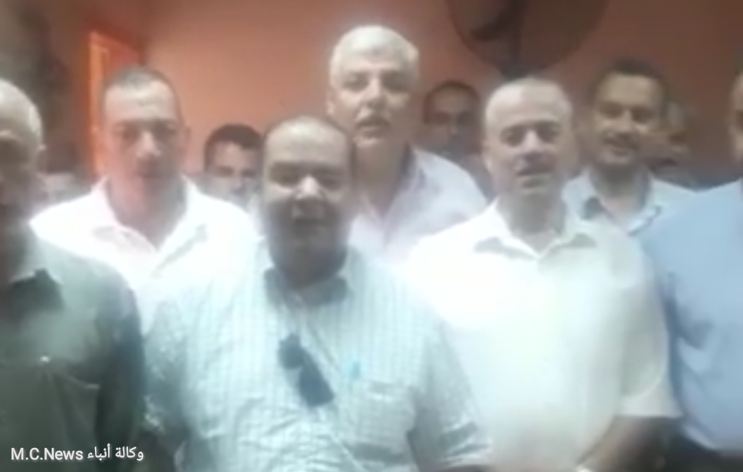 العاملين بالإدارة الصحية في أبو حماد أثناء إذاعة السلام الجمهوري