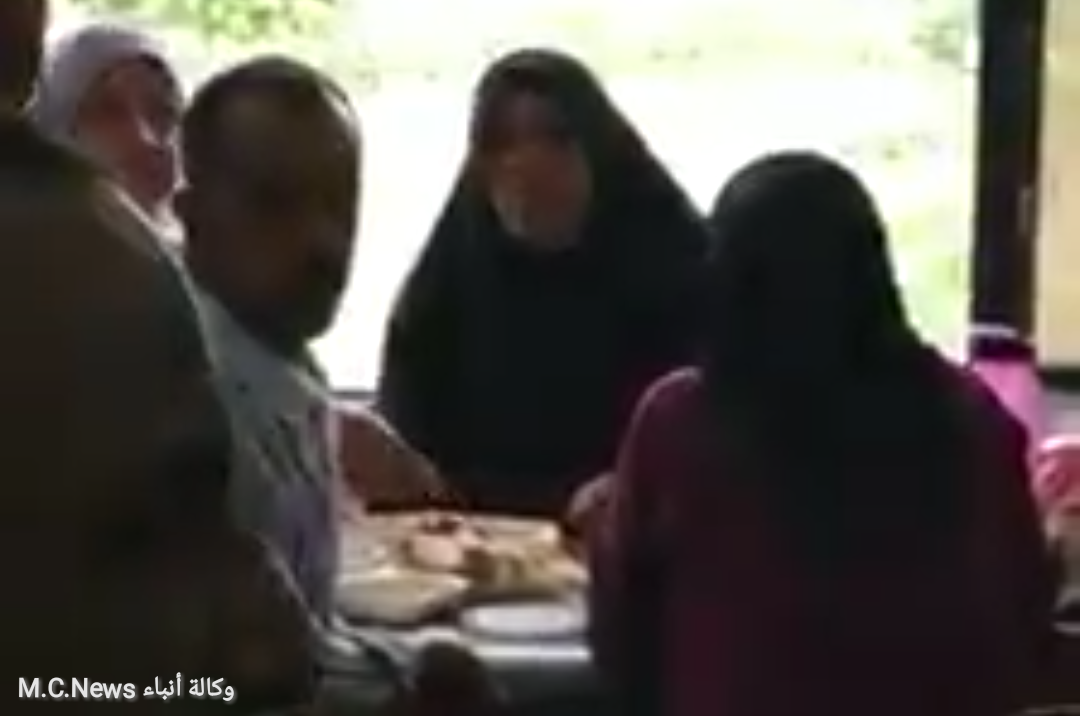موظفي مديرية التموين لحظة تناول الإفطار بداخل المكتب