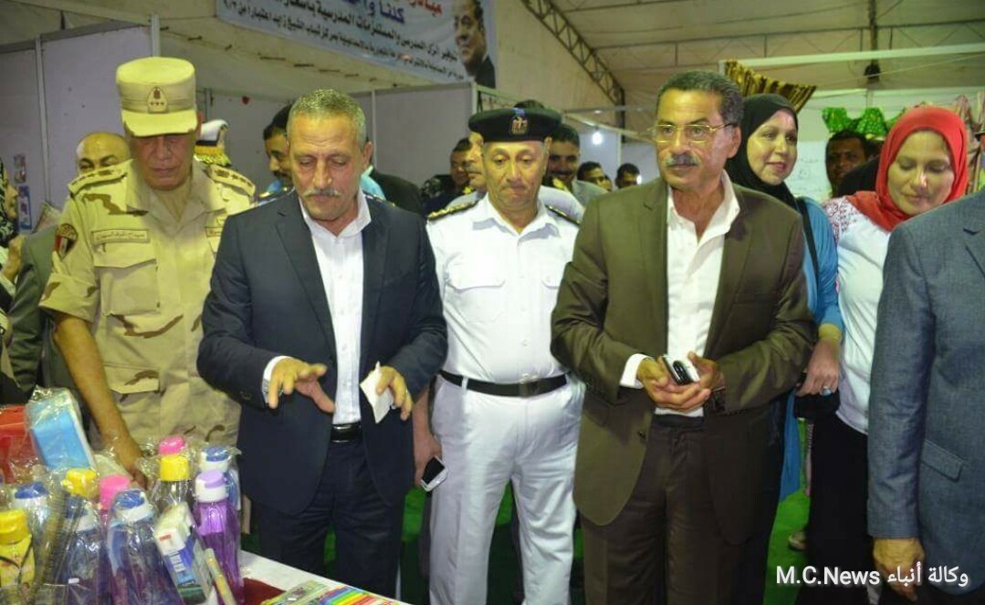 محافظ ومدير أمن الإسماعيلية يفتتحان معرض مستلزمات المدارس