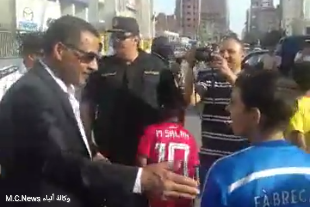 اللواء محمد على حسين لحظة السماح للأطفال بدخول الإستاد مجاناً