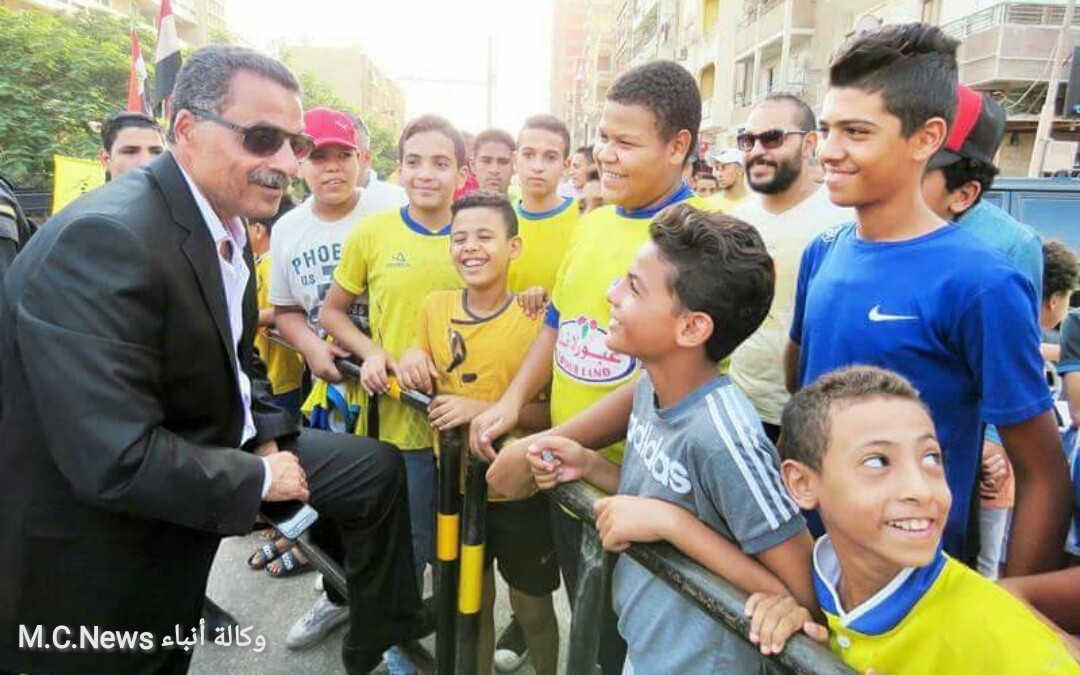 مدير أمن الإسماعيلية يتحدث إلي الأطفال من مُشجعى الإسماعيلي