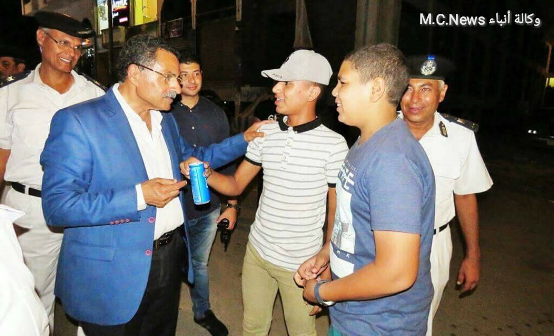 مدير أمن الإسماعيلية يتحدث مع بعض الشباب