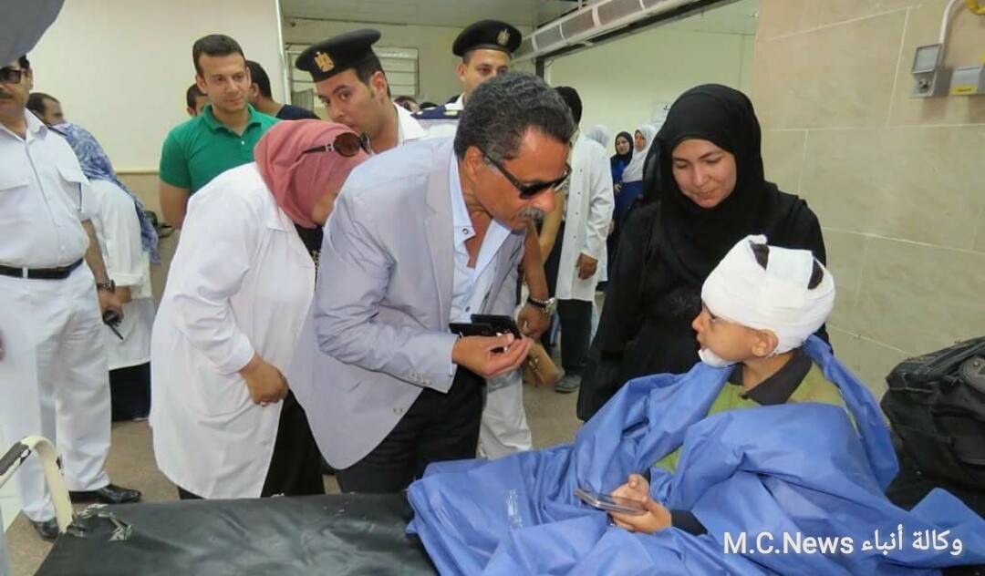 مدير أمن الإسماعيلية يطمئن على أحد أطفال الحادثة