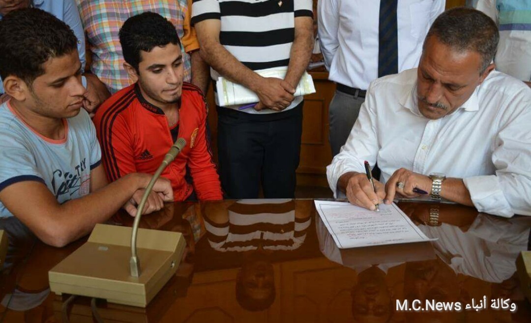محافظ الإسماعيلية أثناء لقاء المواطنين