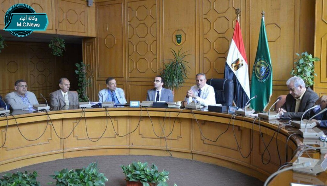 اللواء حمدي عثمان أثناء الإجتماع مع مجلس الأباء والمعلمين